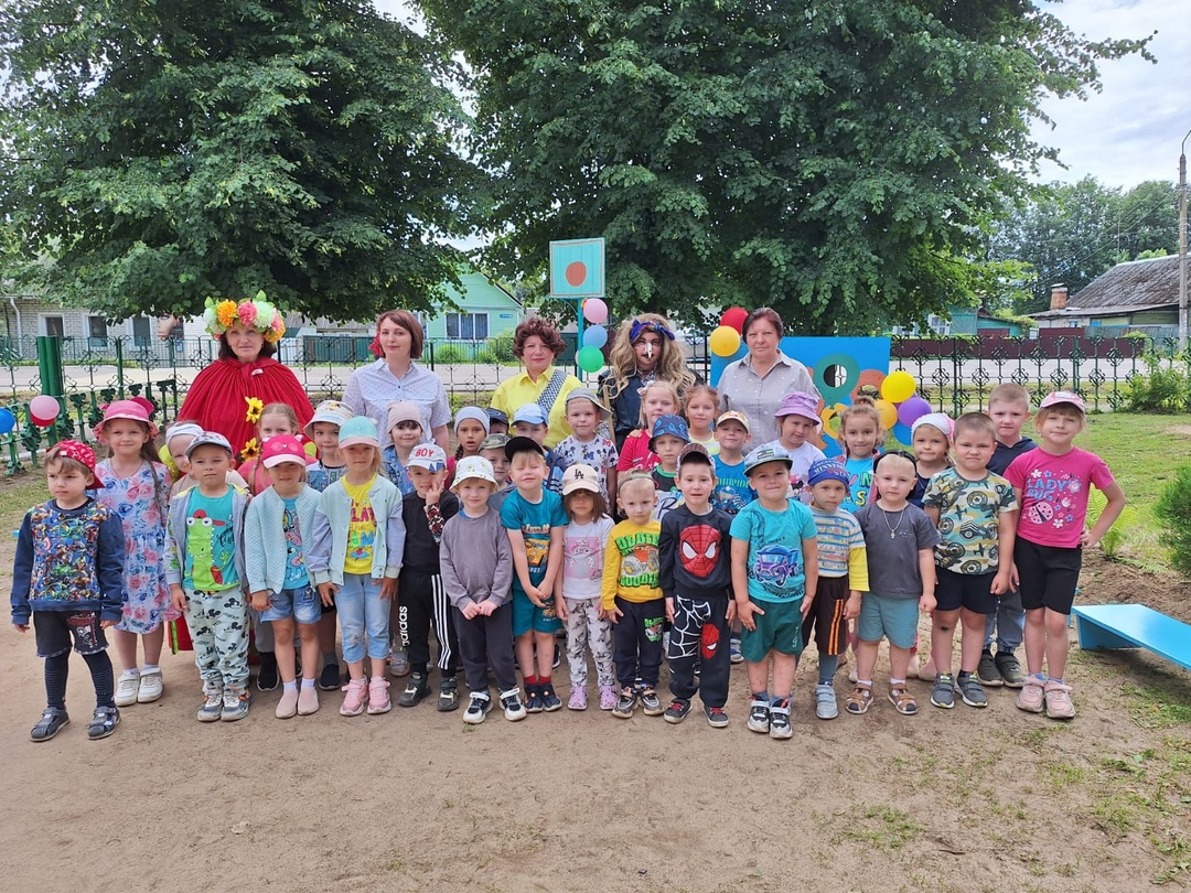 В гостях у воспитанников  МБОУ Дубровской № 1 СОШ побывали Карлсон и Баба Яга