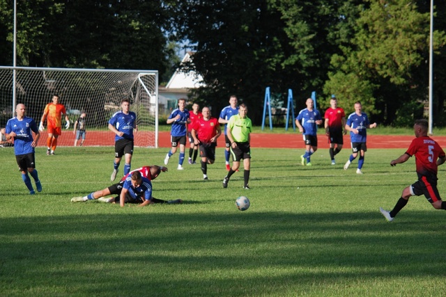 На стадионе поселка Дубровка состоялся футбольный матч «Дубровка» — «Зенит»