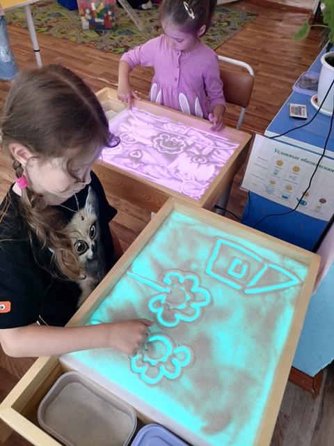 Для воспитанников МБДОУ Дубровского детского сада №2  прошло занятие на световых песочных столах