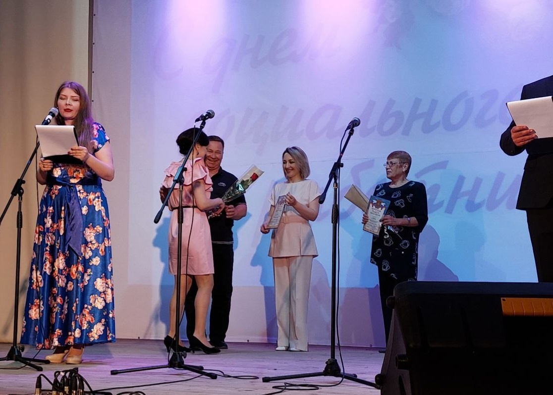 В районном Доме культуры поселка Дубровка прошло торжественное мероприятие, посвященное Дню социального работника