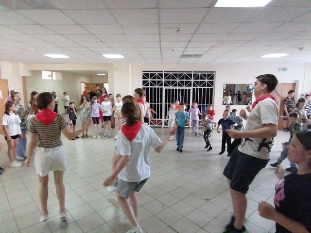 В летнем лагере «Солнышко» МБОУ «Сещинская СОШ им.К.Я.Поварова» прошел день танца