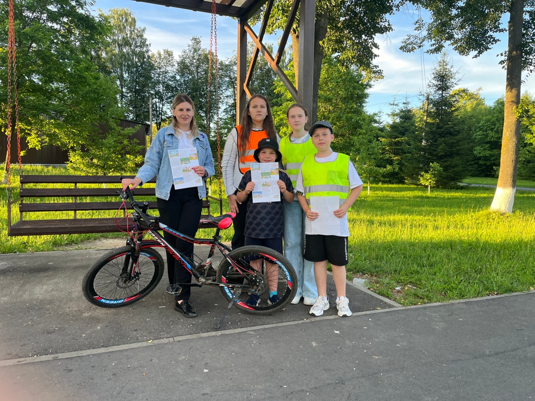 Участники школьного отряда ЮИД «Светофор» Дубровской №2 СОШ патрулировали парку культуры и отдыха Дубровского района