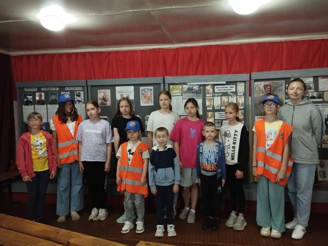 В пришкольном лагере Дубровской № 1 СОШ отряды «Орлята» и «Лучики» посетили Дубровский краеведческий музей