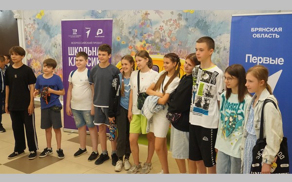 Представители «Движение первых» Брянской области побывали в театральном закулисье