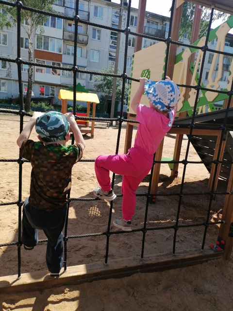 Воспитанники ГБУ КЦСОН Дубровского района прогулялись по улицам поселка Дубровка