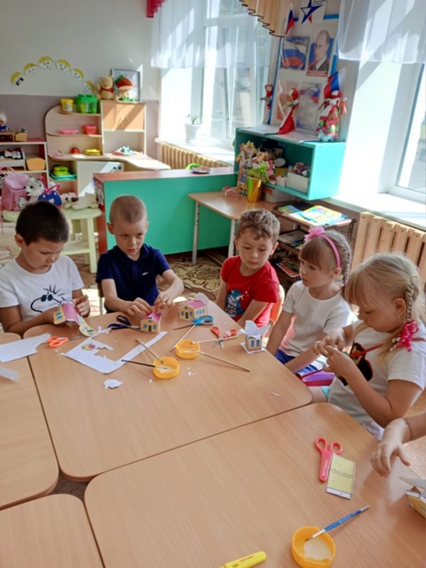 Воспитанники МБДОУ Дубровский детский сад №2 «Ромашка» смастерили дома из бумаги