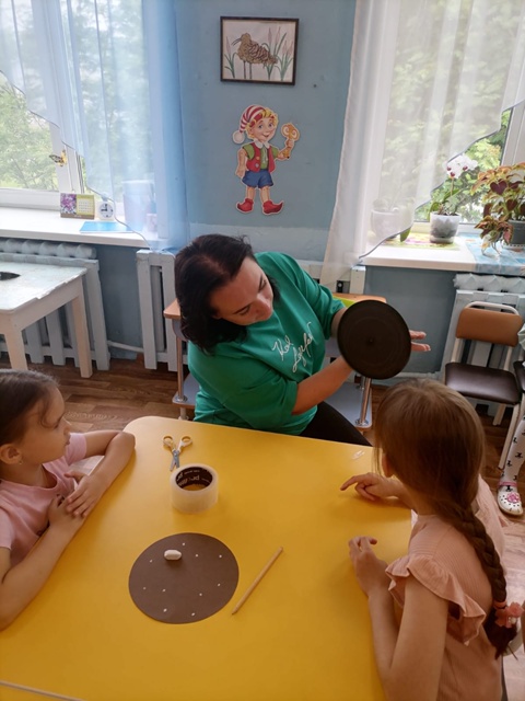 Для воспитанников Дубровского детского сада №2 был проведен опыт «Почему кажется, что звезды движутся по кругу»