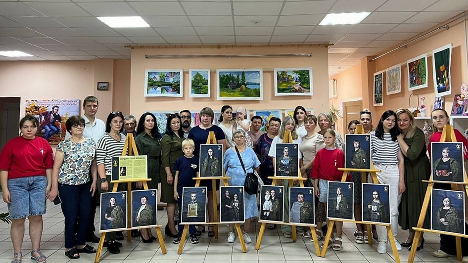 В Климовской библиотеке состоялось открытие выставки «Женщины Героев Брянщины»