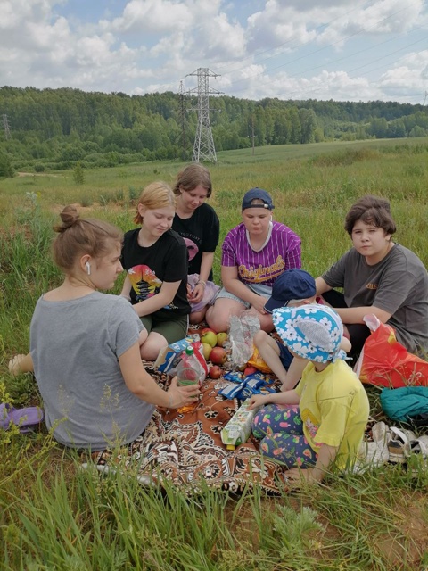 Воспитанники Отделения помощи семье, женщинам и детям провели пикник на природе