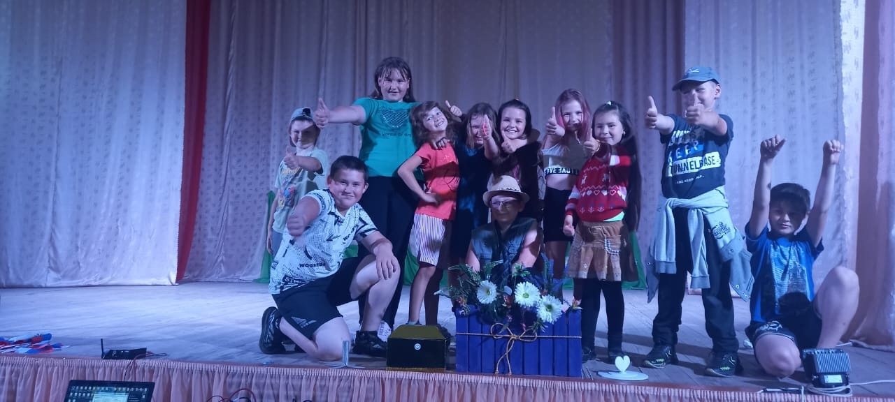 Дети из пришкольного лагеря «Время первых»  Рябчинской СОШ приняли участие в конкурсно-развлекательной программе «Моя Россия»