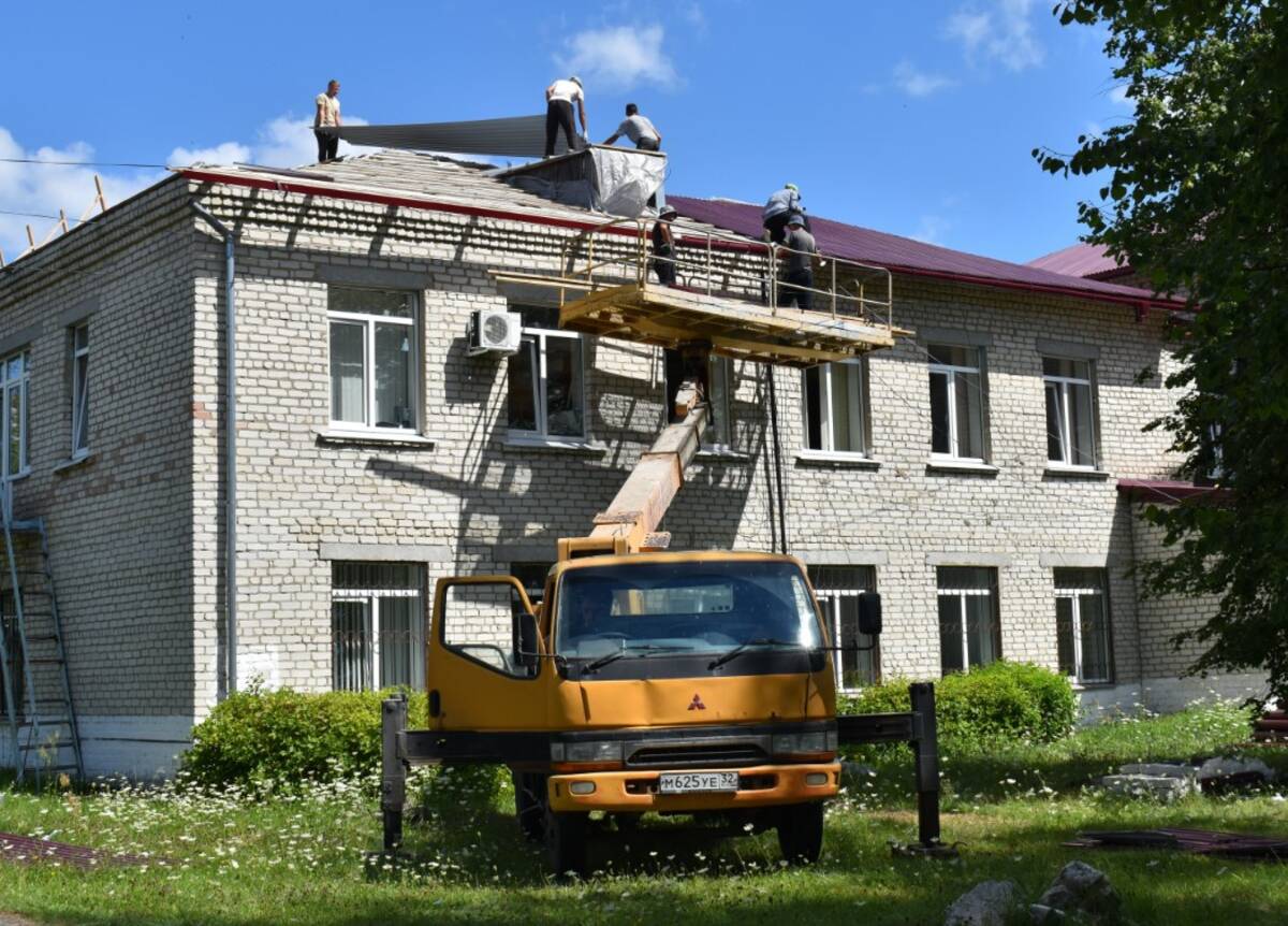 В Клетне Брянской области обновляют крышу районной поликлиники