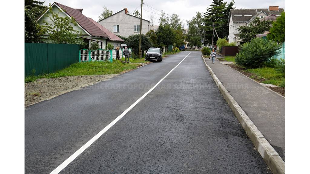 В городе Брянск к школе №11 и гимназии №2 построили тротуары
