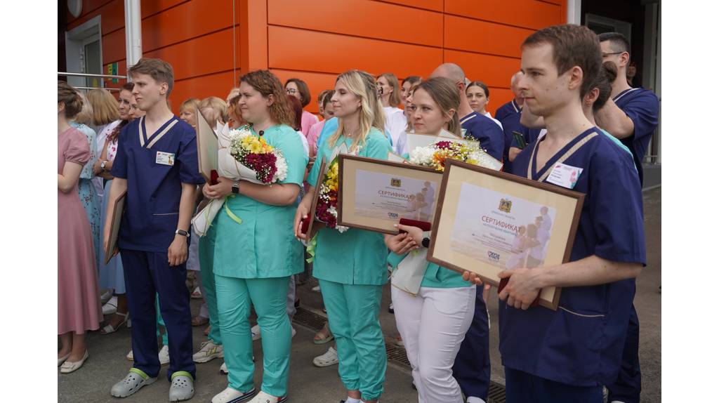 В Брянске молодым врачам детской областной больницы вручили ключи от новых квартир