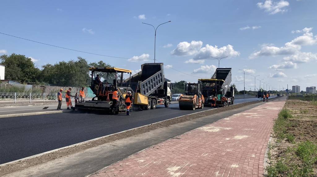 В Брянске по улице Ильи Иванова на укладке асфальта  работают 45 единиц техники