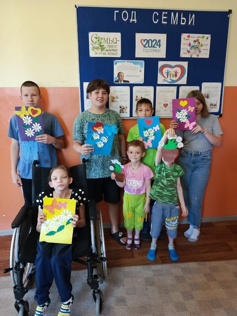 Воспитанники ГБУ КЦСОН Дубровского района сделали подарочные открытки ко Дню семьи, любви и верности