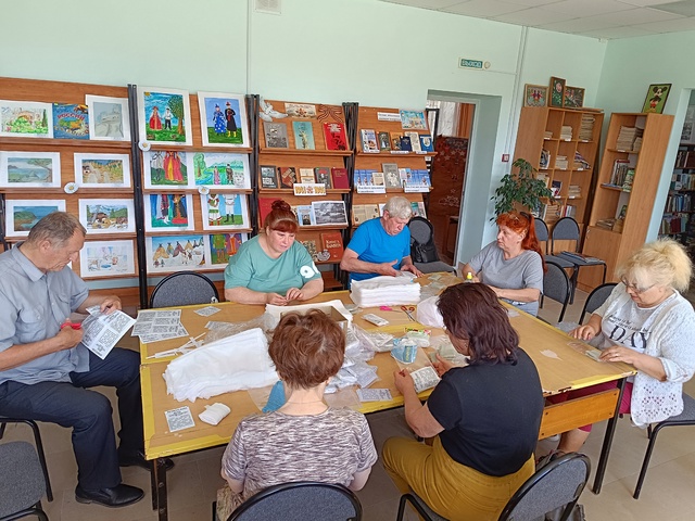 В Сещинской поселенческой библиотеке прошло мероприятие по изготовлению сухого армейского душа