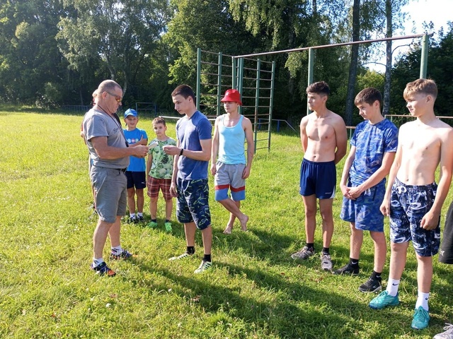 Учитель физической культуры Рябчинской СОШ вручил разрядную книжку своему ученику