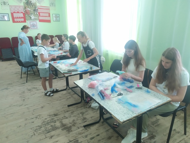 В Доме культуры поселка Дубровка состоялся мастер-класс по созданию картины из шерсти