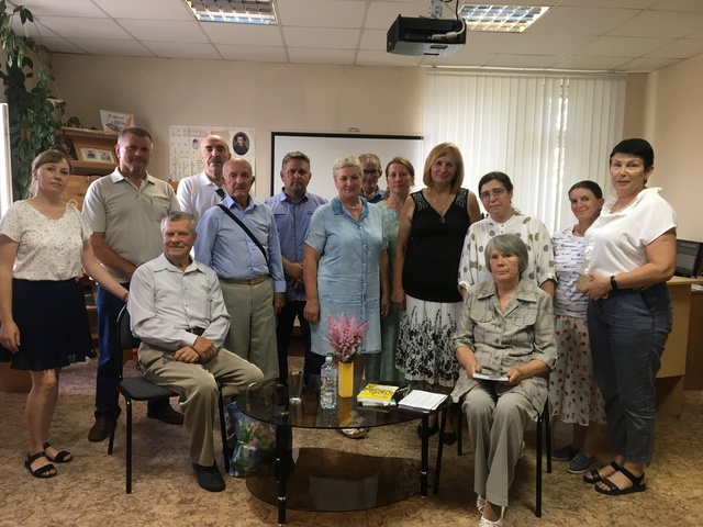 Дубровскую библиотеку посетил поэт Михаил Денисович Шумейко