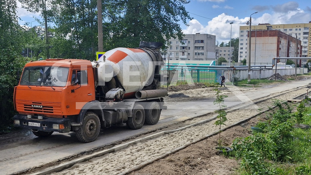 В городе Фокино Брянской области ремонтируют дорогу рядом со стадионом «Триумф»