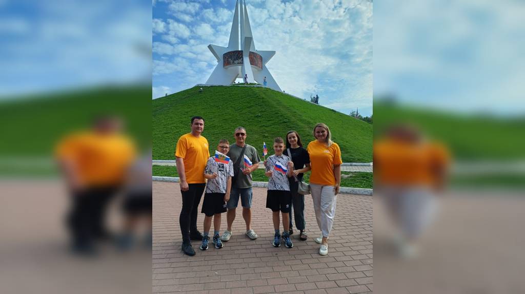 На Кургане Бессмертия в Брянске прошла акция «Один флаг – одна страна!»
