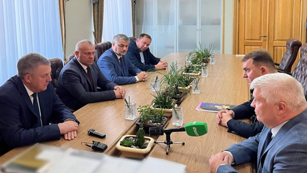 Губернатор Богомаз провел встречу с Владимиром Ваньке и Сергеем Афониным