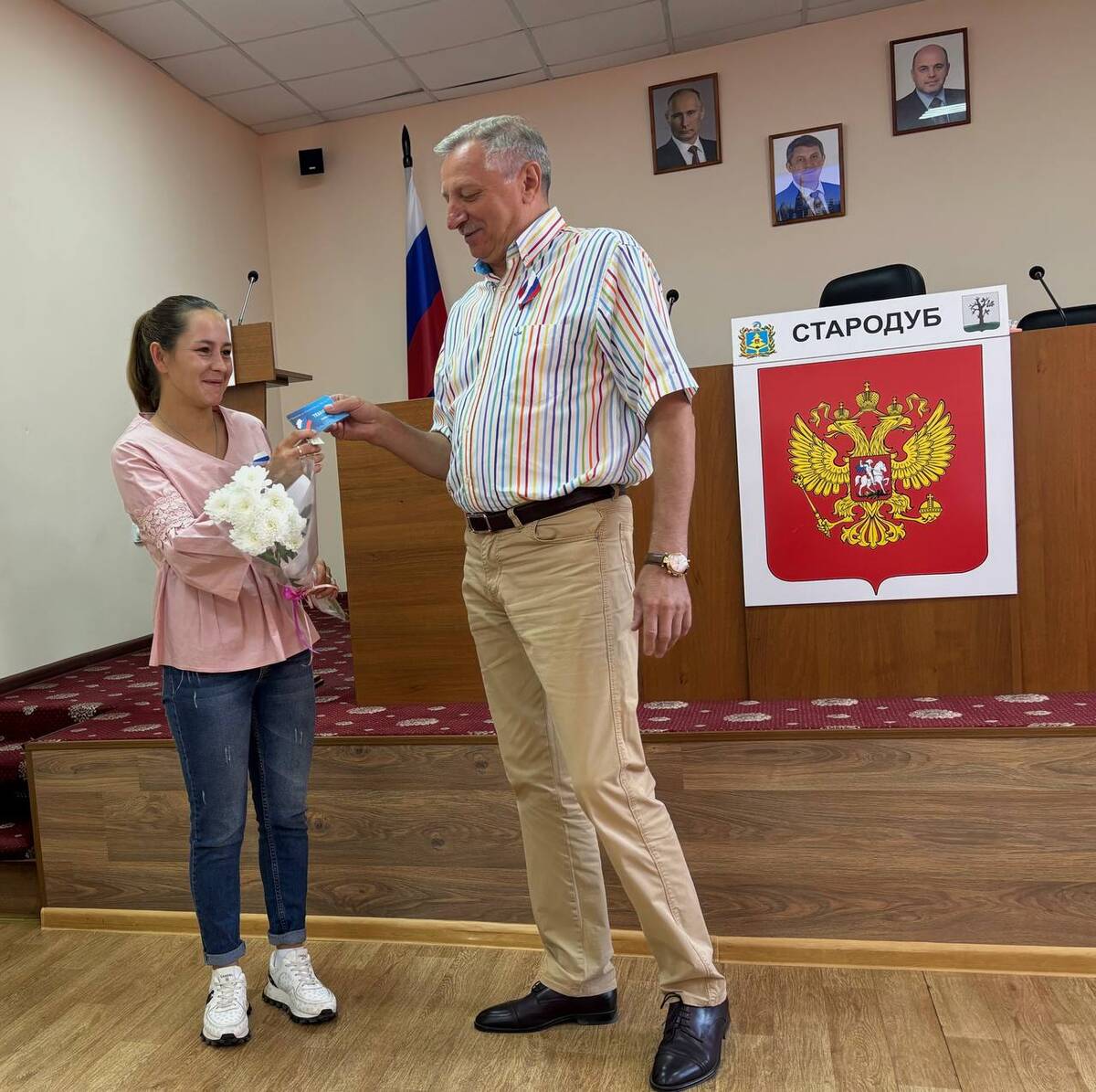 В Стародубе получили ключи от квартир ещё 3 ребенка-сироты