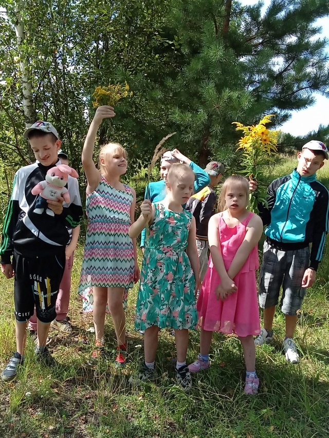 Воспитанники Дубровского детского дома-интерната совершили прогулку на лесную поляну