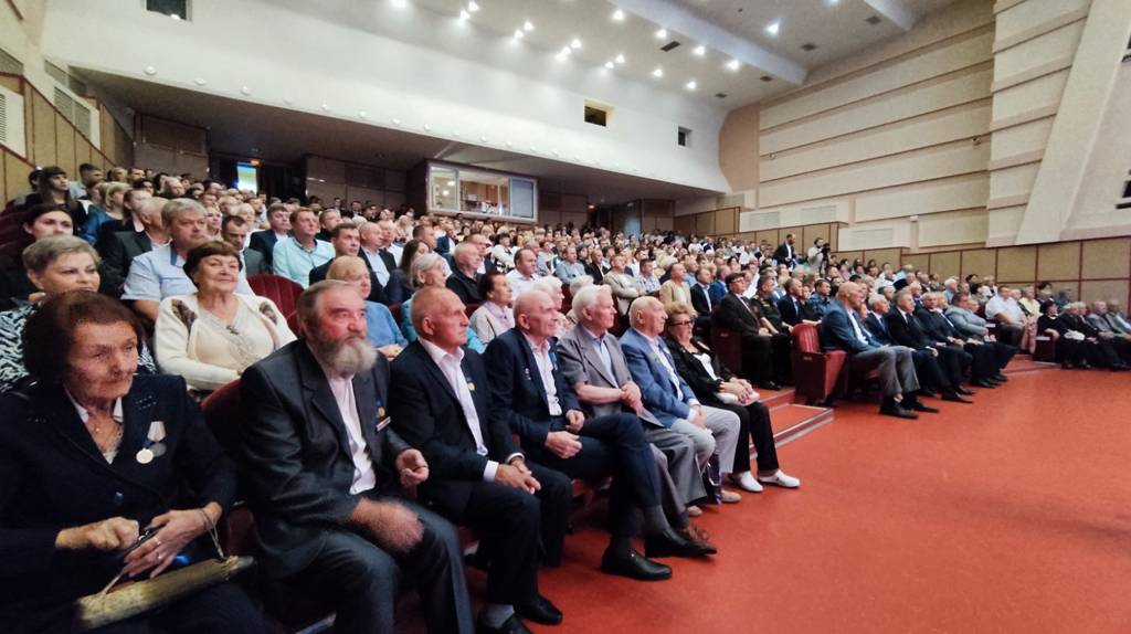 В Брянскес профессиональным праздником торжественно поздравили строителей