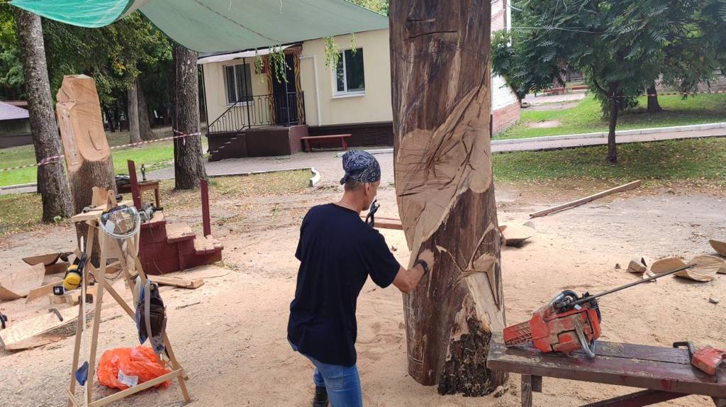 В парке Толстого в Брянске стартовал фестиваль деревянных скульптур