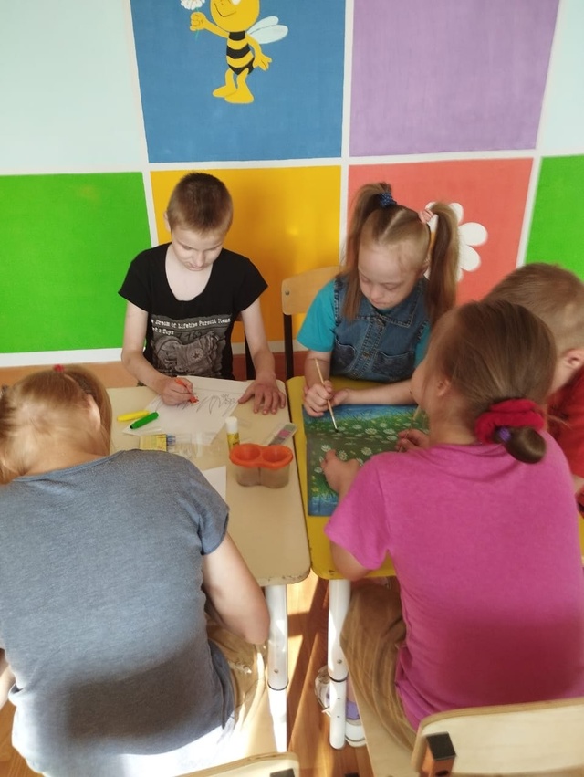 Воспитанники Дубровского детского дома-интерната создали аппликации своими руками