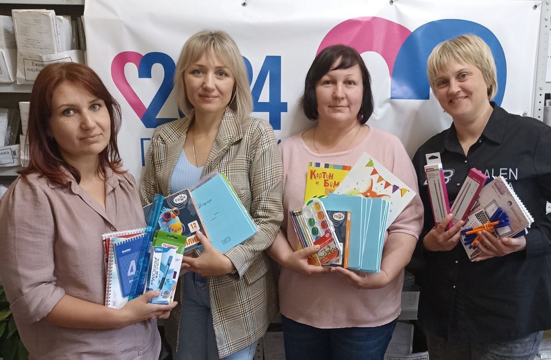 Команда Дубровского местного отделения Партии «Единая Россия» переда канцелярские принадлежности для воспитанников КЦСОН «Дубровского района»