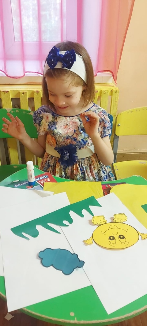 Воспитанники Дубровского детского дома-интерната выполнили аппликацию «Колобок»