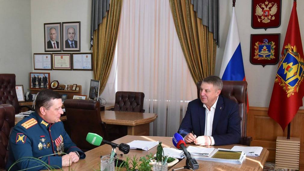 Губернатор Александр Богомаз встретился с участником программы кадровой переподготовки «Время героев»