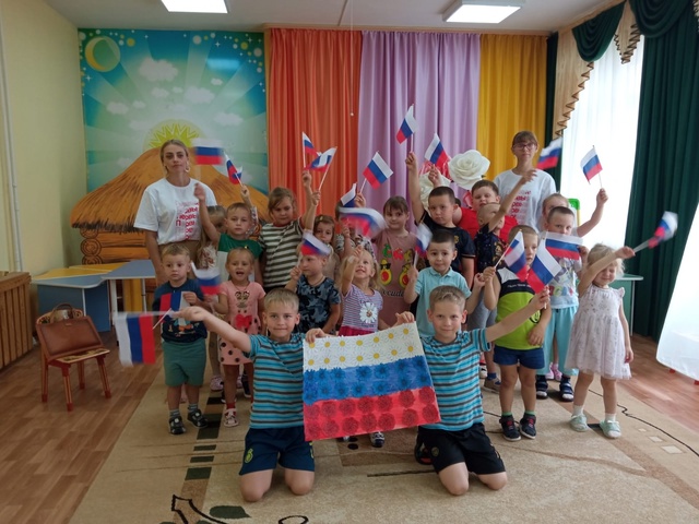 В Дубровском детском саду №4 состоялось мероприятие, посвященное празднованию Дня Российского флага