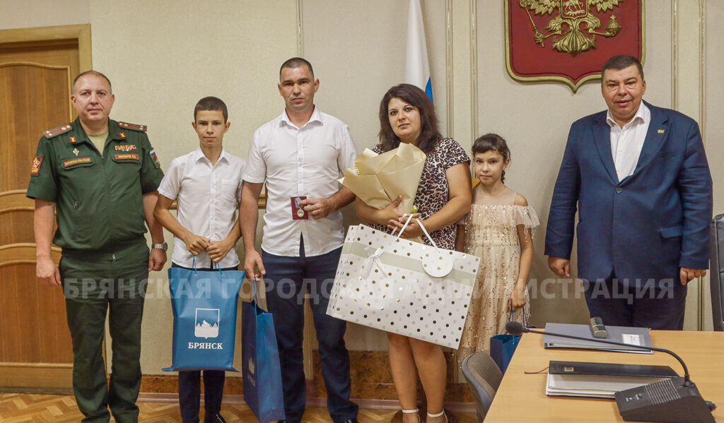 В Брянской горадминистрации вручили медаль «За отвагу»