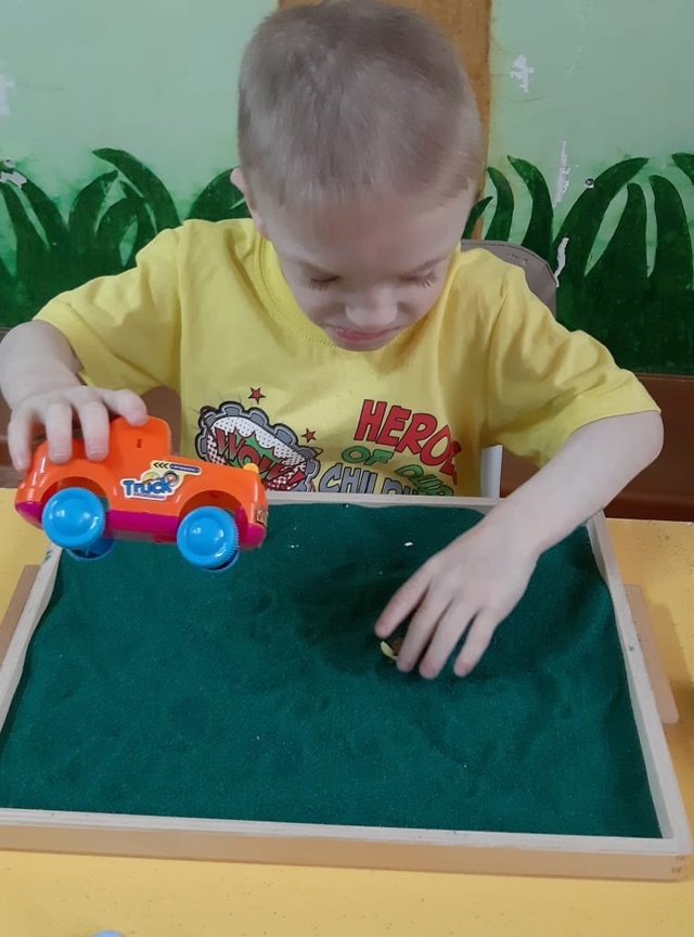 Для воспитанников Дубровского детского дома-интерната прошло занятие по песочной терапии «Чудеса на песке»