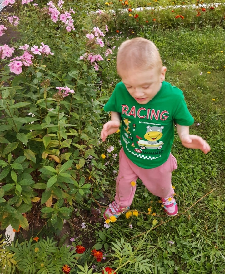 Для воспитанников Дубровского дома-интерната была проведена индивидуальная прогулка по территории детского дома