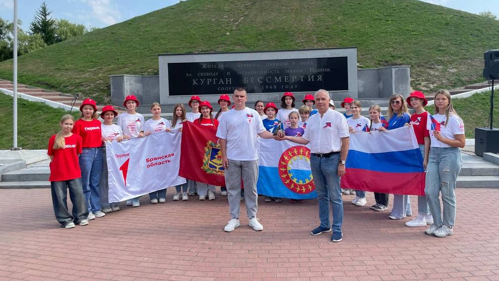 Главе Заполярья передали брянские Первые горсть героической брянской земли
