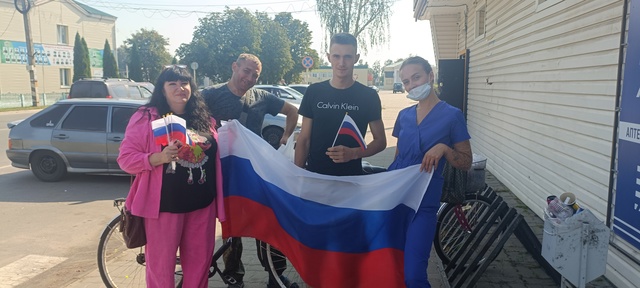 В Дубровке состоялась уличная акция ко Дню государственного флага России