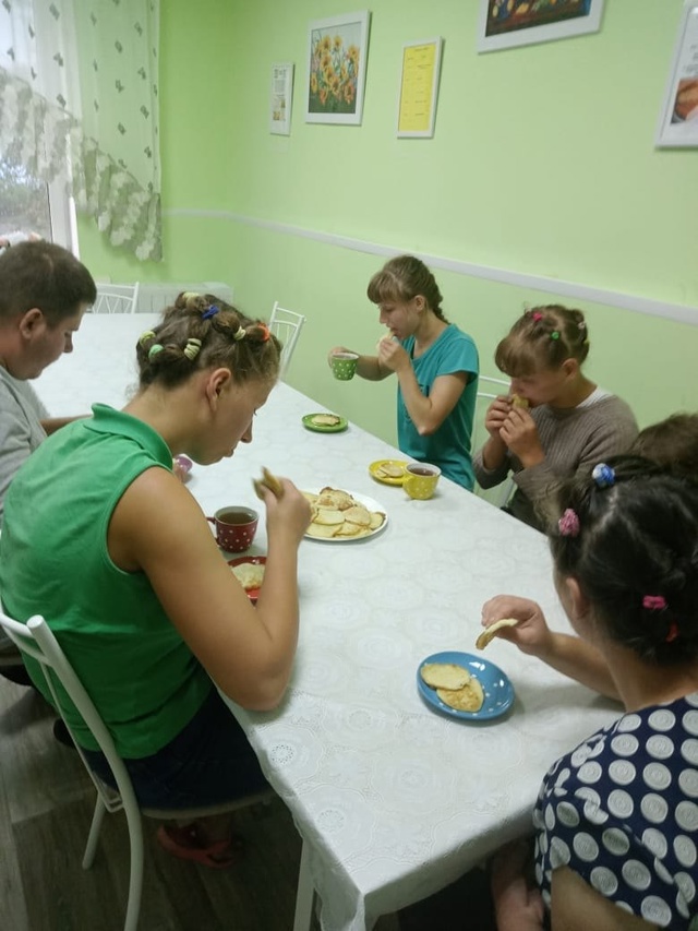 Воспитанники Дубровского детского дома-интерната приготовили оладьи