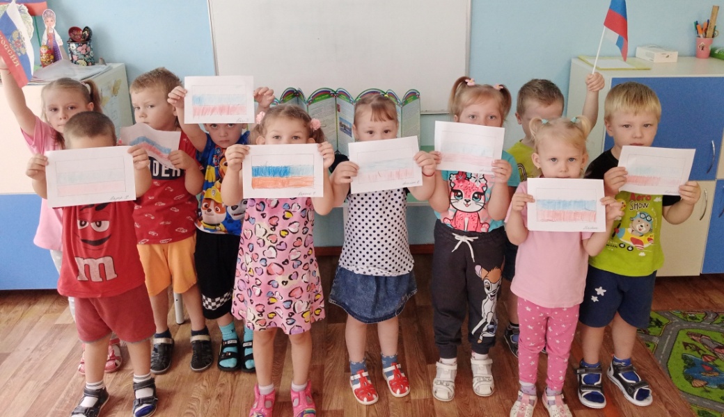 В Дубровском детском саду №2 «Ромашка» состоялись мероприятия ко Дню Государственного флага РФ