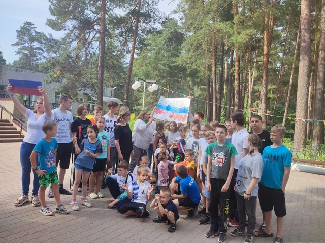 Воспитанники ГБУ КЦСОН приняли участие в праздничном мероприятии, посвященном Дню флага РФ