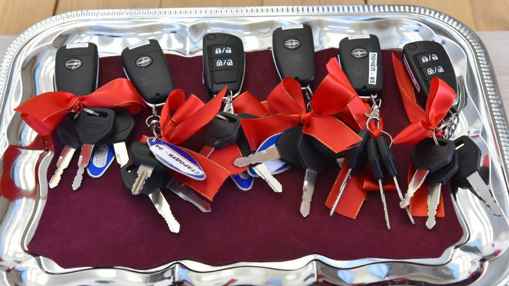 Брянские тренеры получили ключи от квартир и современных автобусов