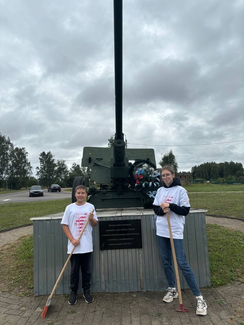 Активисты движения Первых Дубровского района принимают участие в благоустройстве поселка