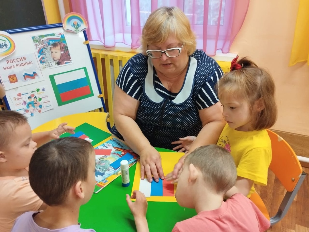 В Дубровском детском доме-интернате отметили День Государственного флага РФ