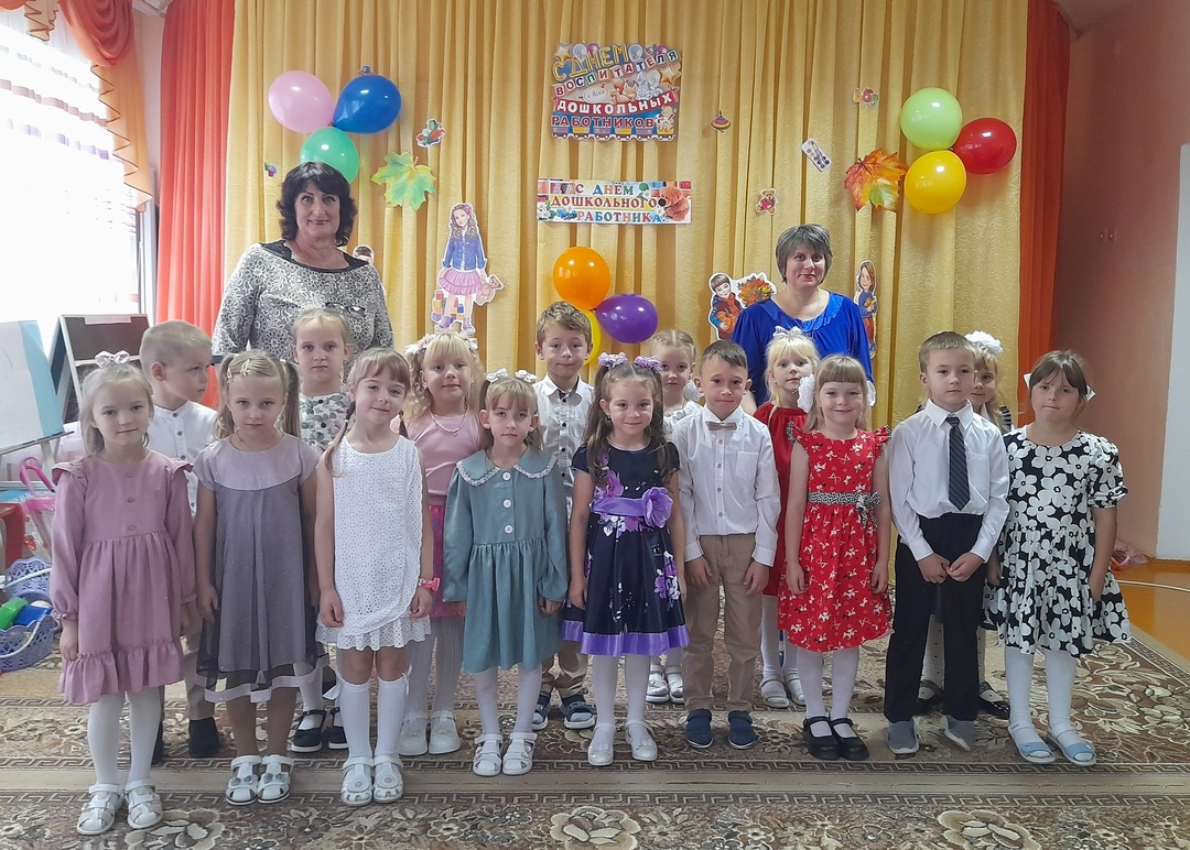 Воспитанники Дубровского детского сада №2 «Ромашка» поздравили всех работников дошкольного образования с их профессиональным праздником