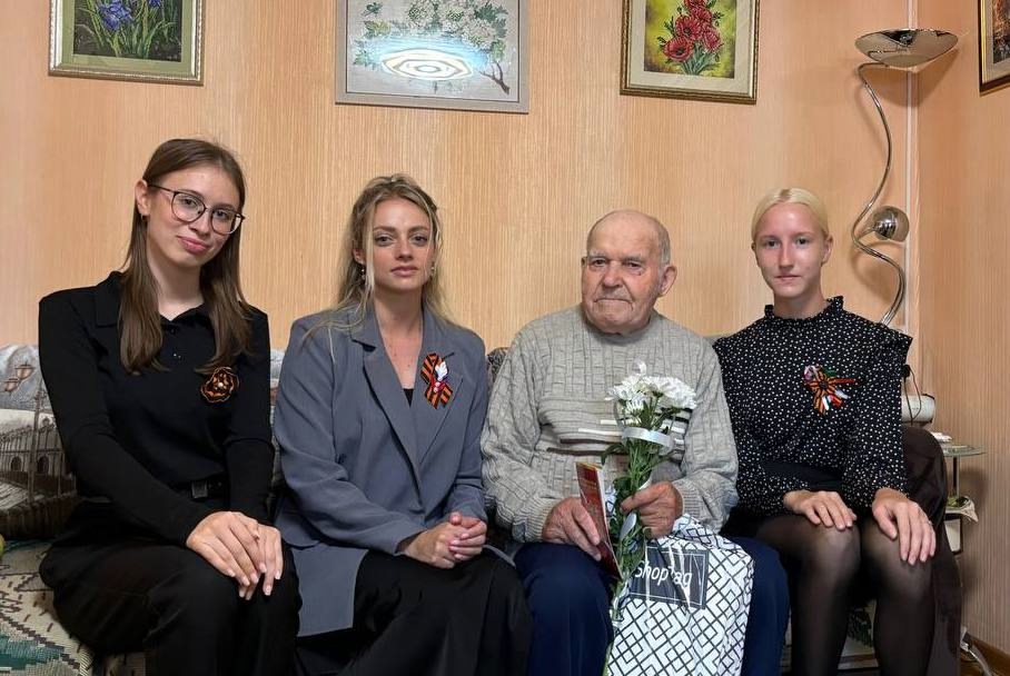 Активисты Движения Первых Дубровского района поздравили ветерана ВОВ