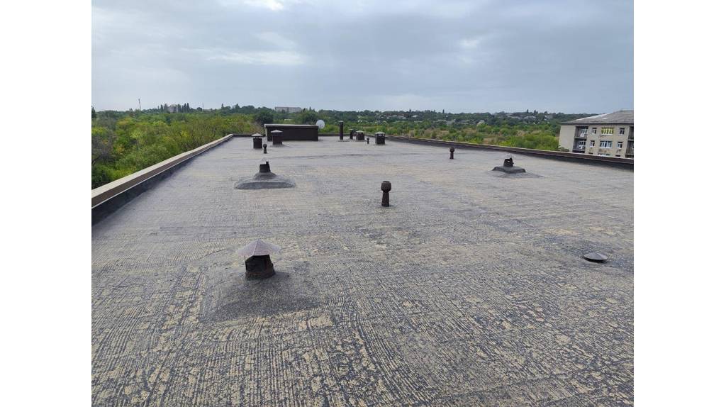 Брянские специалисты отремонтировали кровлю хирургического корпуса больницы Брянки ЛНР