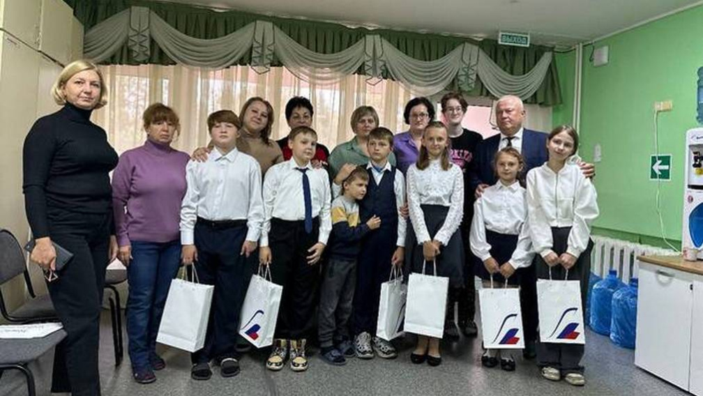 В Брянской области вручили планшеты курским школьникам